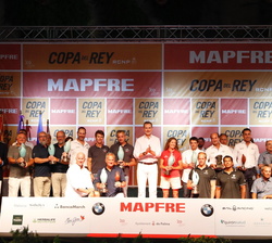 Don Felipe acompañado de los ganadores de las 11 categorías de la 38ª Edición de la Regata Mapfre